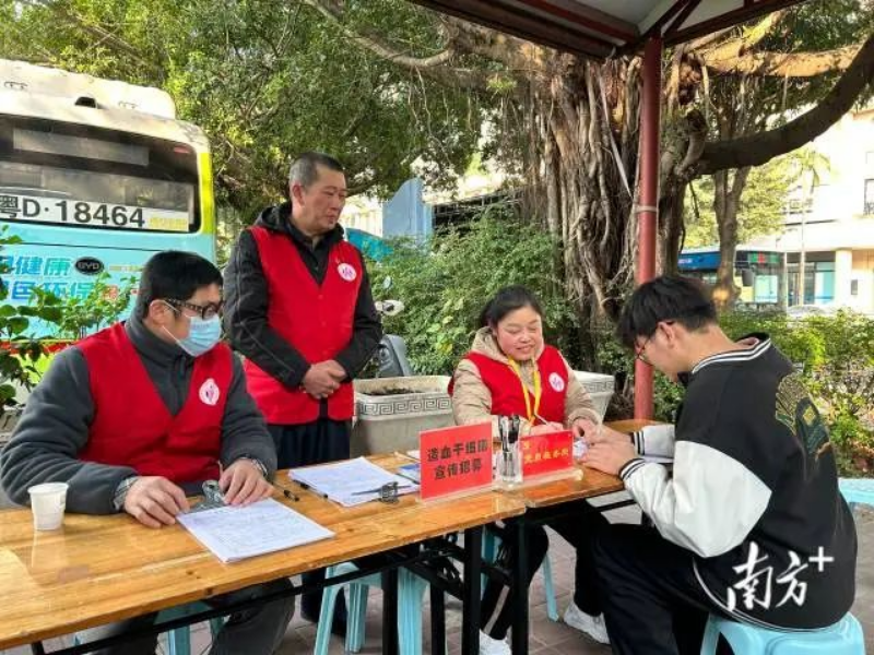 在时代广场爱心献血屋,志工队的志愿者正在招募群众。 南方+ 彭深 拍摄 图片