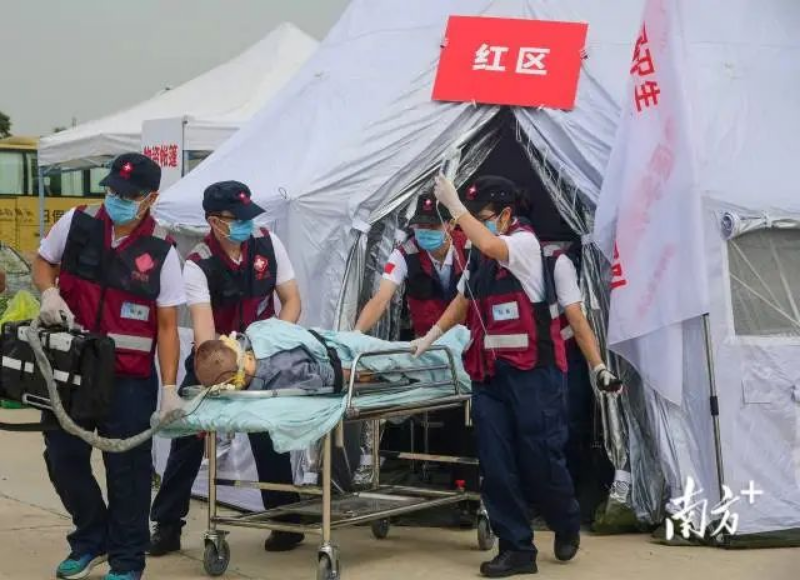 模拟发生重大公共卫生事件时展开救援 南方+ 彭深 拍摄