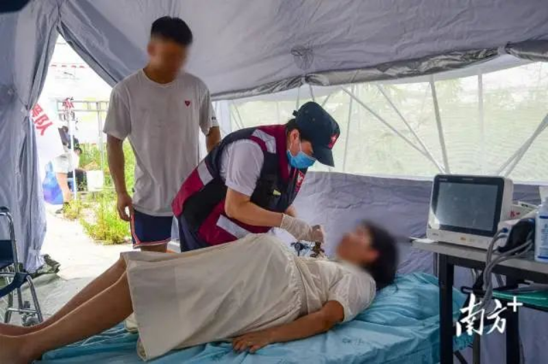 模拟发生重大公共卫生事件时展开救援 南方+ 彭深 拍摄