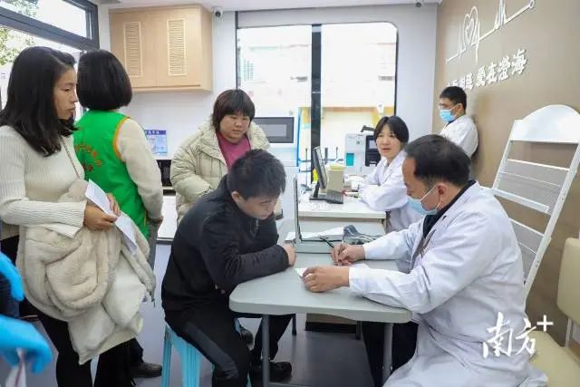 爱心团体和热心市民自发前往参加献血。 爱心团体和热心市民自发前往参加献血。