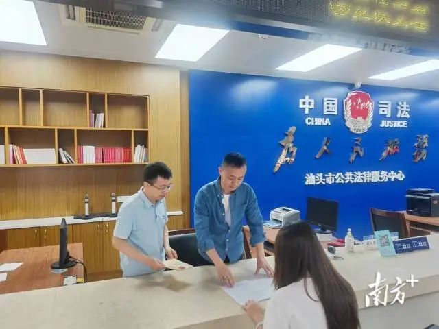 汕头市司法局行政复议人员在窗口向申请人释法说理。 受访者供图 图片