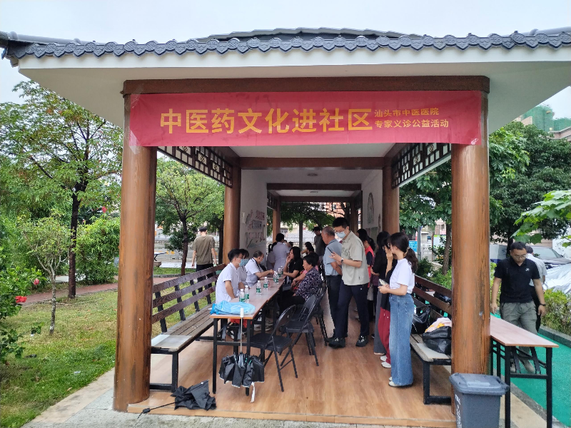 党建引领送健康  专家义诊进社区