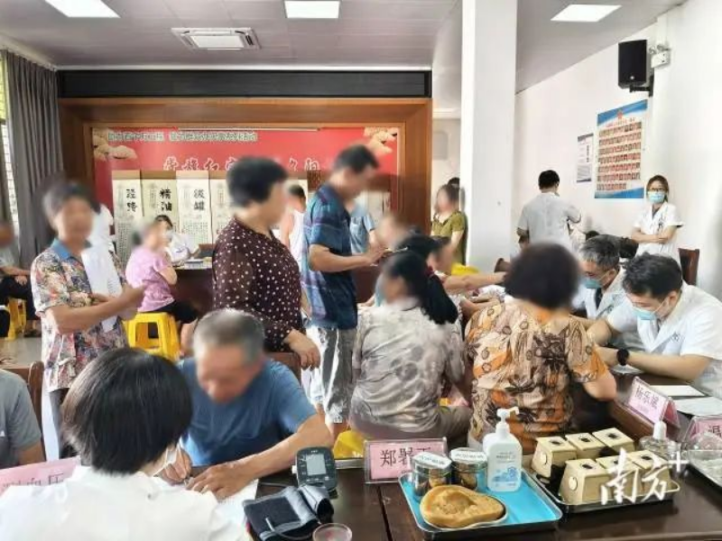 汕头市中医医院专家团队现场开展义诊。 汕头市中医医院专家团队现场开展义诊。