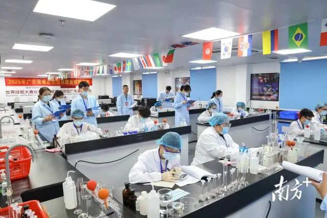 2025年广东省食品检验员职业技能竞赛现场。高首 李俊锐 摄 2025年广东省食品检验员职业技能竞赛现场。高首 李俊锐 摄
