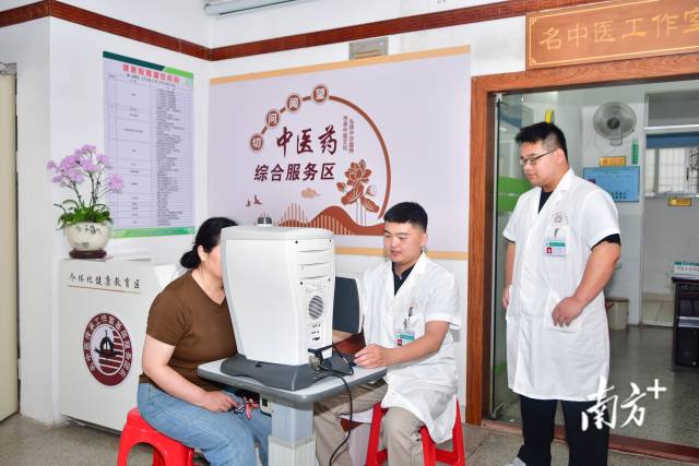 在社区卫生服务中心，家庭医生正在为居民开展无创预测未来糖尿病患病风险。  南方+ 彭深 拍摄