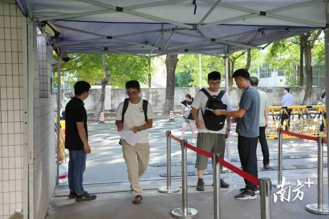 汕头考区2025年“法考”开考 南方+ 蔡沚彦 拍摄