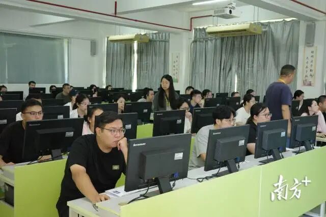 汕头考区2025年“法考”开考 南方+ 蔡沚彦 拍摄