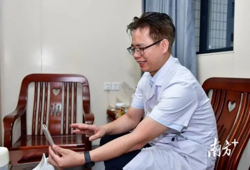 在汕头市中心医院脑血管病区,黄楚明正通过微信视频电话了解陈鑫哲恢复情况。 南方+ 彭深 拍摄 在汕头市中心医院脑血管病区,黄楚明正通过微信视频电话了解陈鑫哲恢复情况。 南方+ 彭深 拍摄