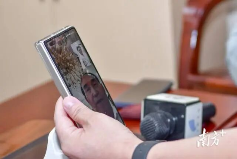 “汕头市中心医院非常优秀,我放心!”陈鑫哲说。 南方+ 彭深 拍摄 “汕头市中心医院非常优秀,我放心!”陈鑫哲说。 南方+ 彭深 拍摄