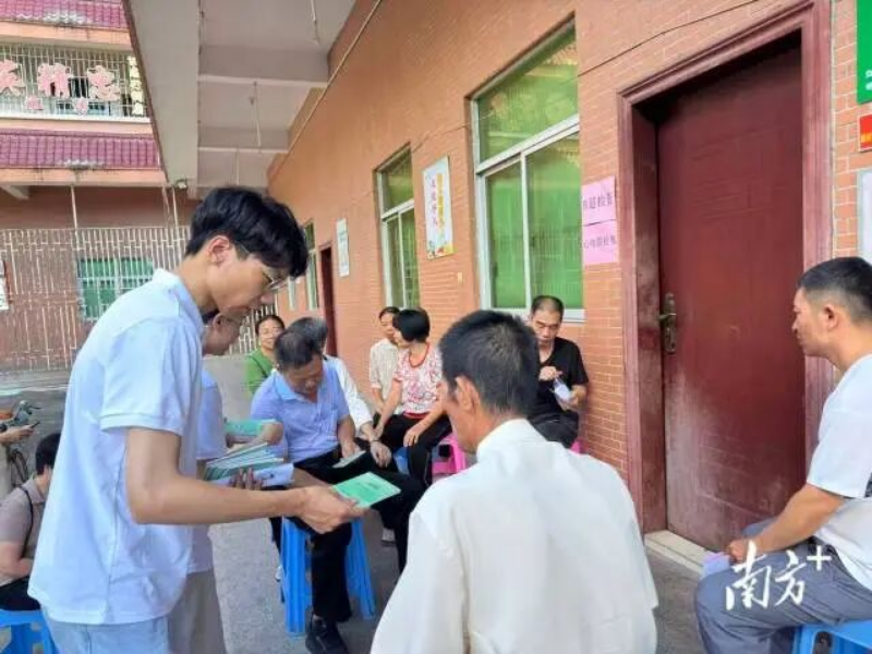 分发健康素养手册 受访者 供图 分发健康素养手册 受访者 供图