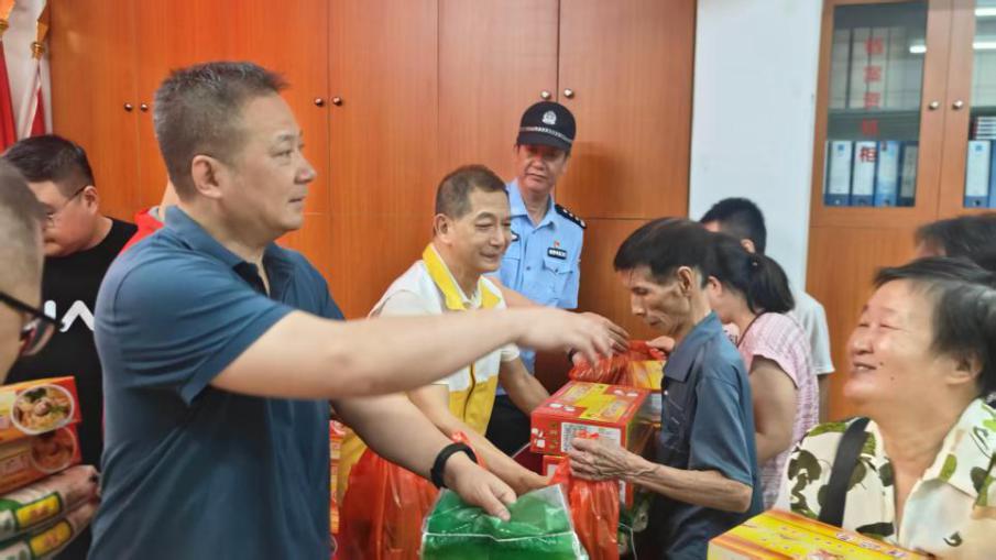 中秋慰问送真情，殷殷祝福暖人心——市机关事务管理局开展中秋节主题党日活动.docx_4