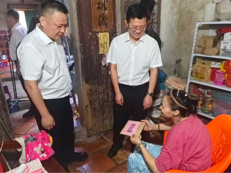 义诊服务暖民心   慰问关怀传温情