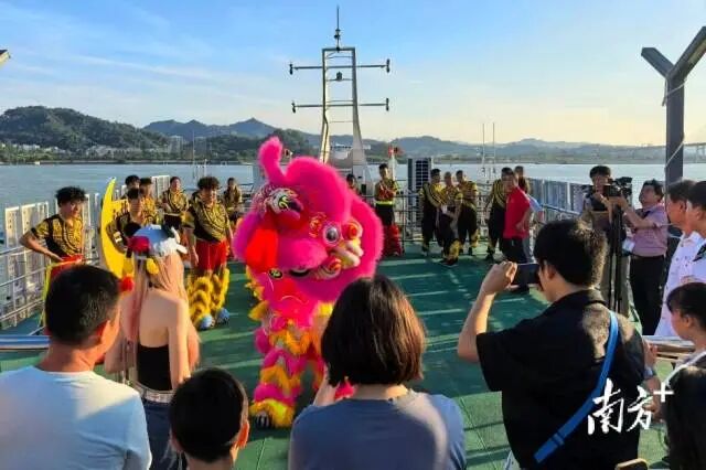 轮渡增加醒狮表演,让游客赏“一湾两岸”风光时同步感受非遗文化。 受访者 供图 图片