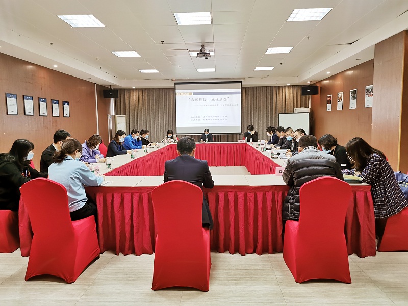 12 汕头市社保局及各分局联合开展“春风送暖，社保惠企”活动，向参保企业介绍阶段性减免企业社会保险费等政策。.jpg