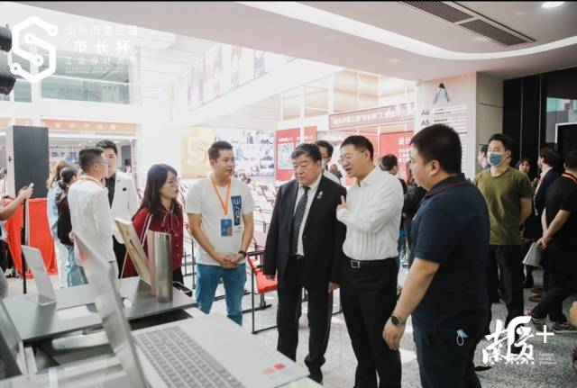 领导嘉宾参观获奖作品。